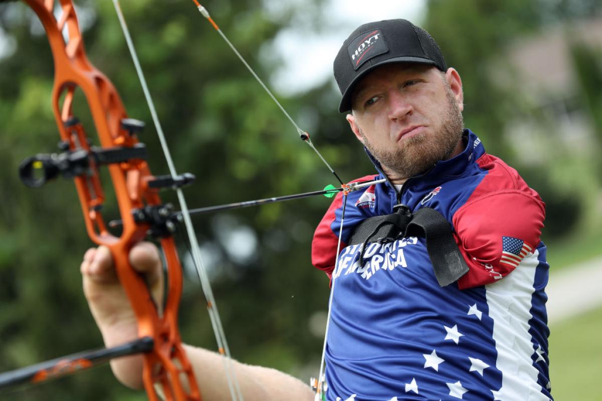 Matt Stutzman, the US "Armless Archer", aims to shoot